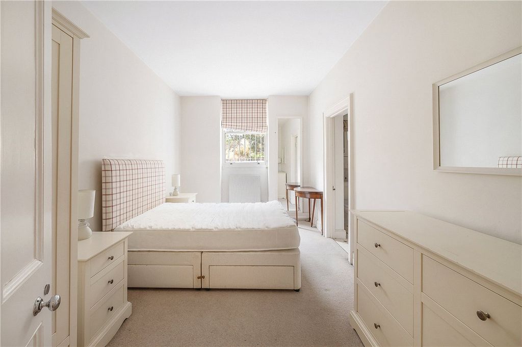 Property photo 3 of 10 Bedroom