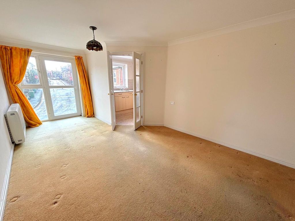 Property photo 2 of 10 Living Room