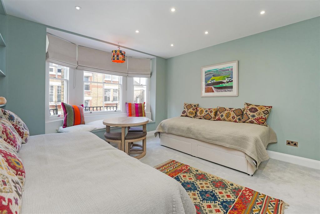 Property photo 3 of 10 Flat 155, Marlborough, 61 Walton Street London (4)