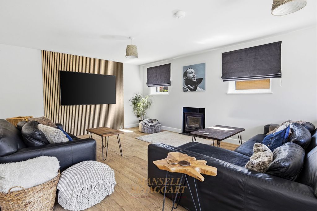 Property photo 3 of 32