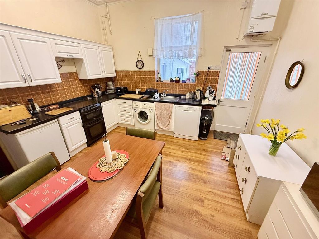 Property photo 3 of 20 Kitchen