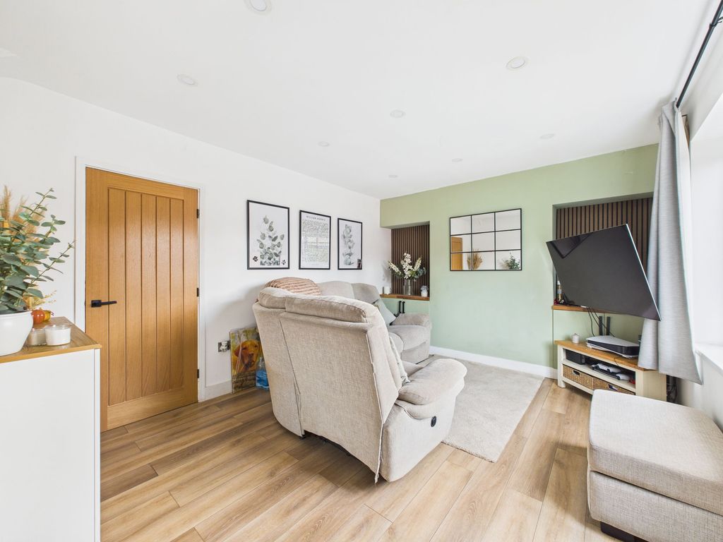 Property photo 3 of 13 Lounge