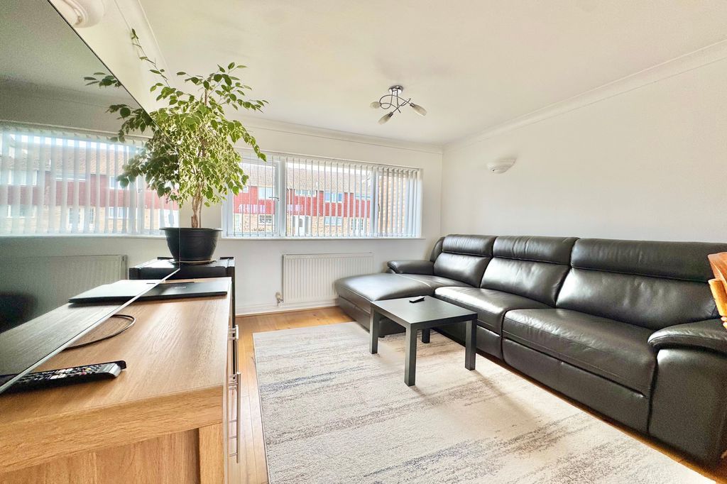 Property photo 3 of 18 Lounge