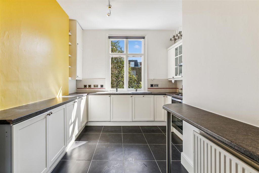 Property photo 3 of 10 Kitchen