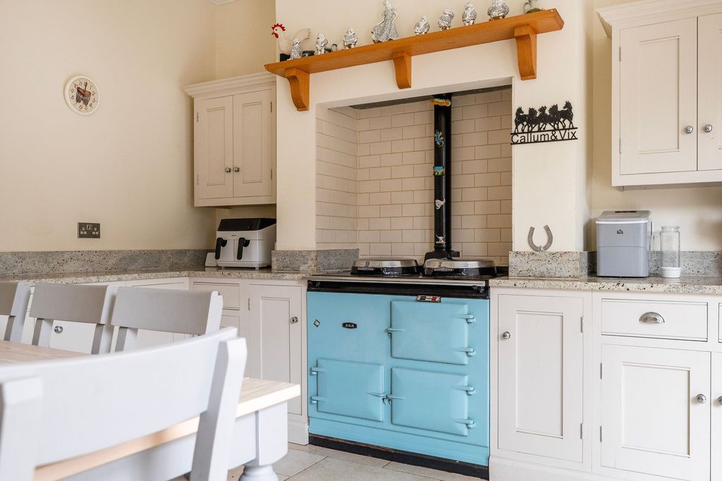 Property photo 3 of 32