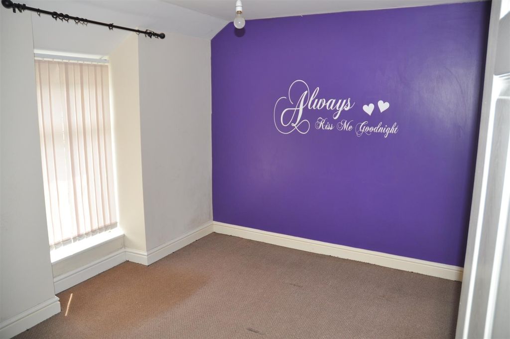 2 bed barn conversion to rentPump Street, Holyhead LL65 photo 4