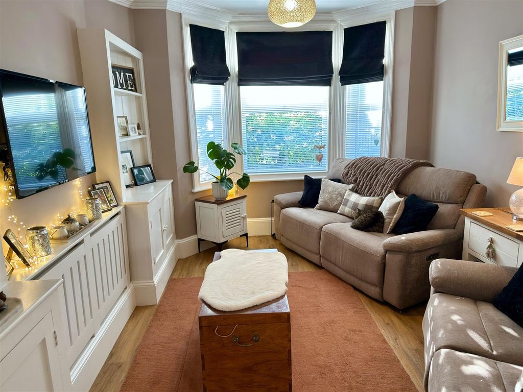 Property photo 2 of 26 Lounge.Jpg