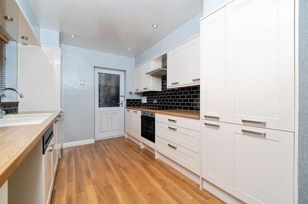 Property photo 3 of 16 Kitchen Pic 1
