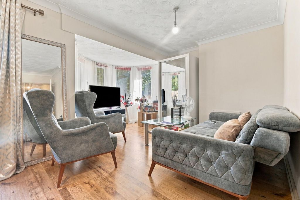 Property photo 1 of 21 Living Room