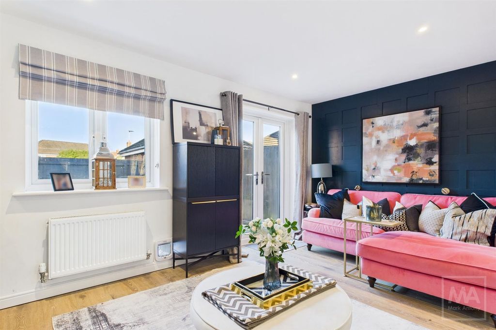 Property photo 2 of 18 Lounge