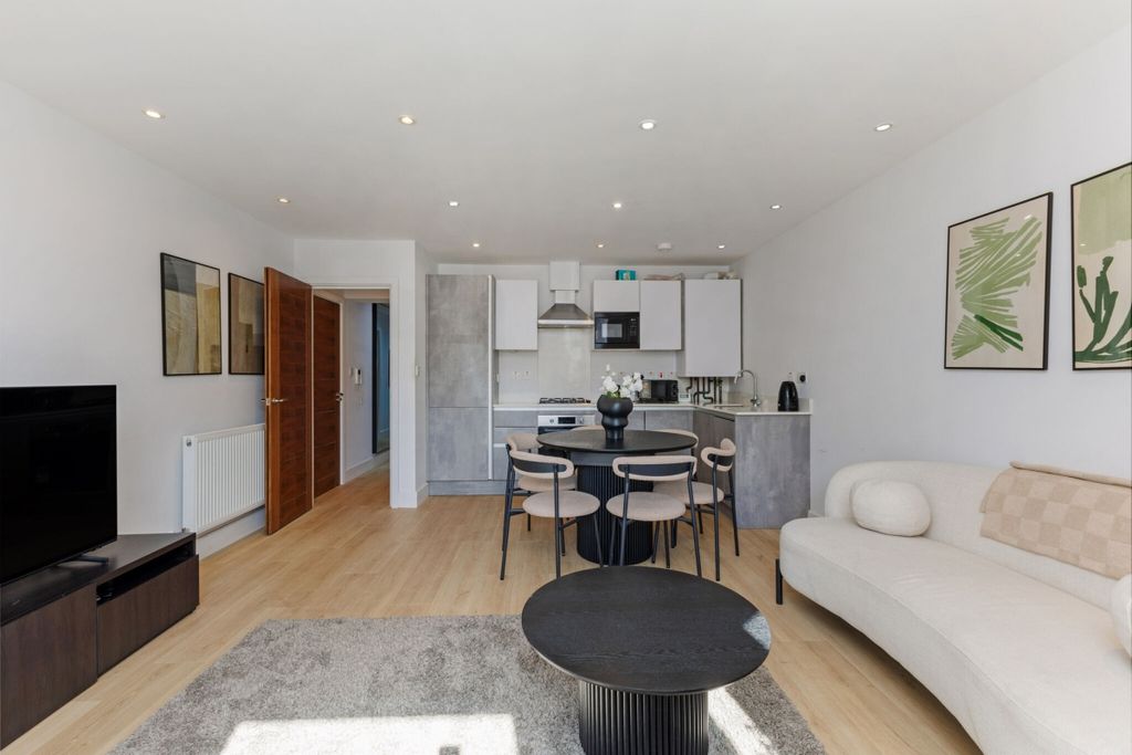 Property photo 3 of 18 98216_2-103-Thurl...