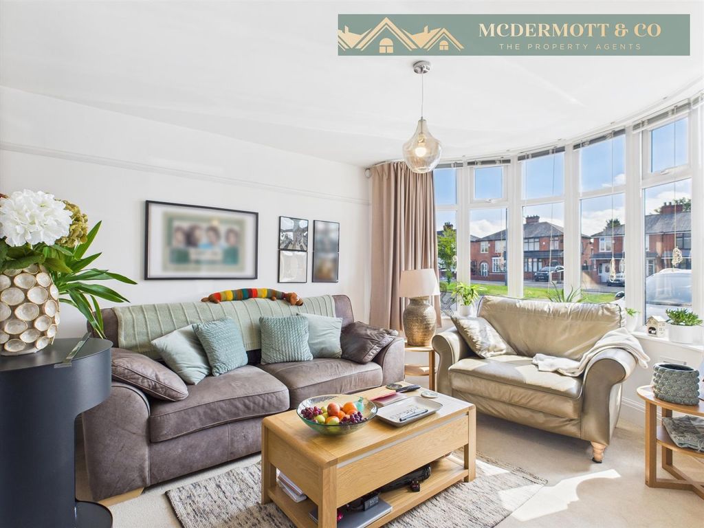 Property photo 2 of 32 Lounge