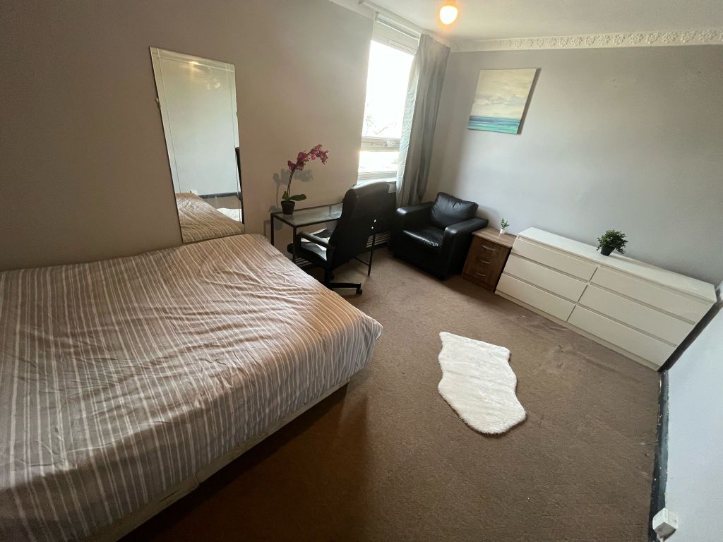 Property photo 3 of 13 Room 3- £785 Available 01/09/2025