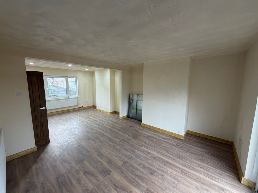 Property photo 2 of 11 Balcony