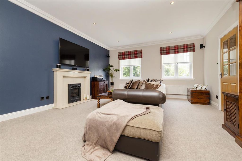 Property photo 2 of 32