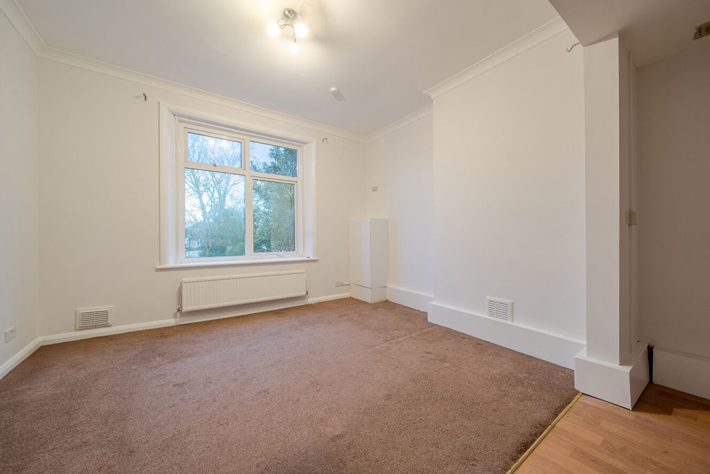 Property photo 3 of 11 1404806-15-697A3F...