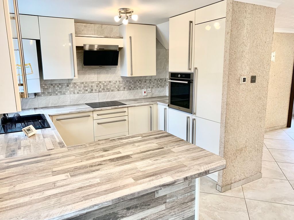 Property photo 3 of 17 Kitchen