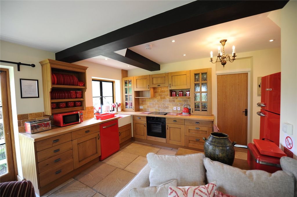 Property photo 3 of 8 Kitchen