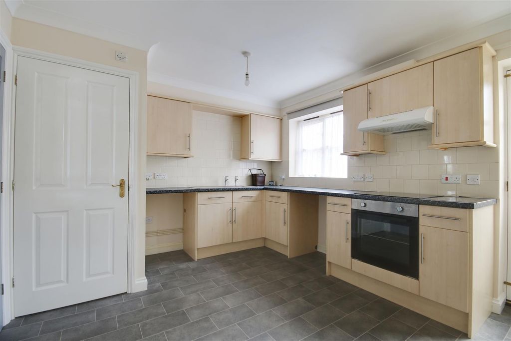 Property photo 3 of 12 Kitchen
