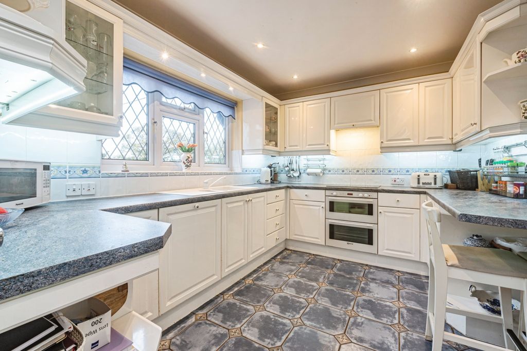 Property photo 3 of 34 Kitchen