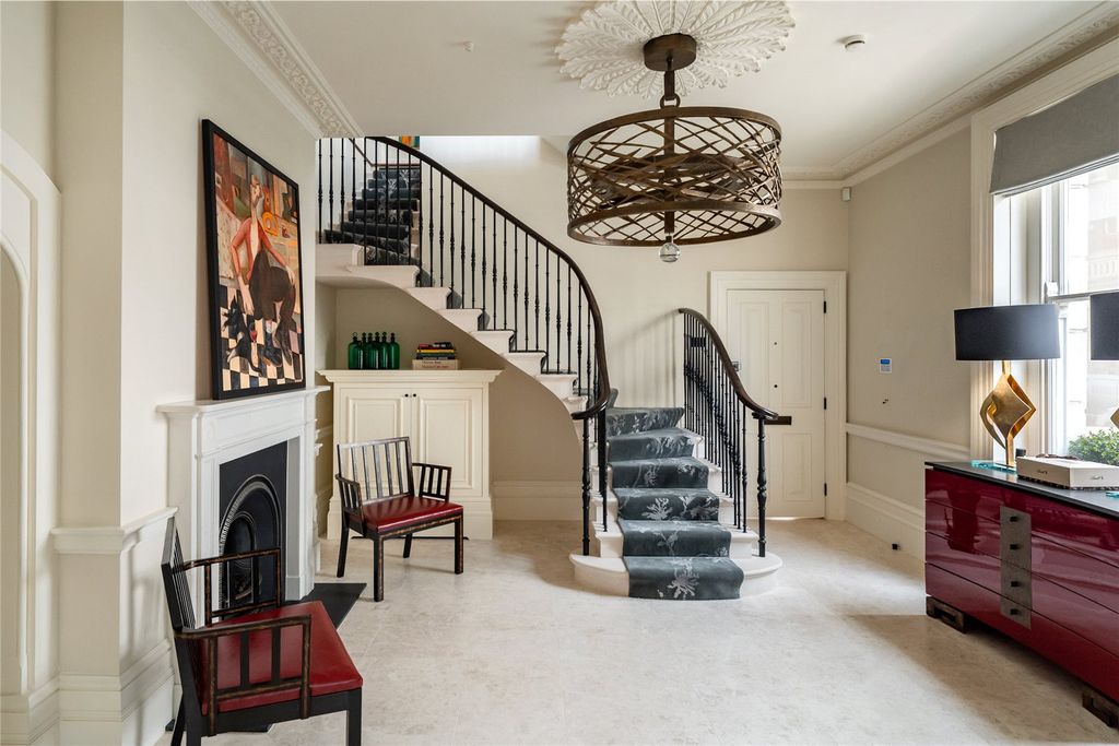 Property photo 1 of 11 Entrance Hall