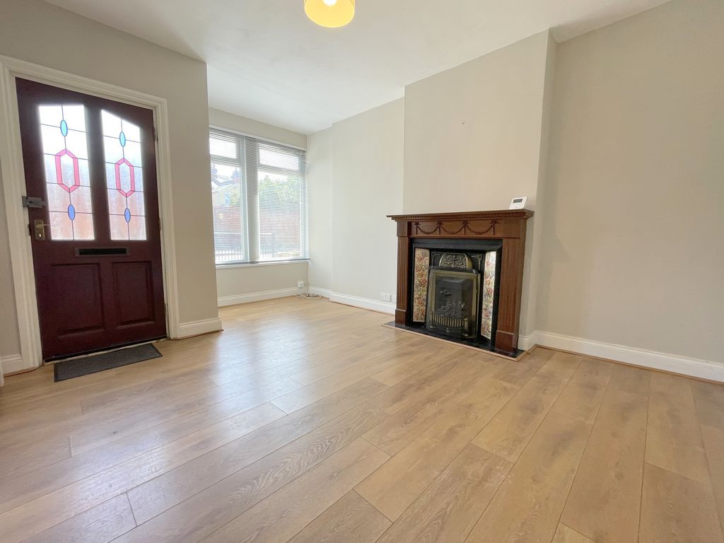 Property photo 2 of 14 Colne Road