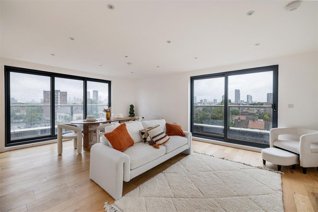 Property photo 1 of 20 Church Street, E15
