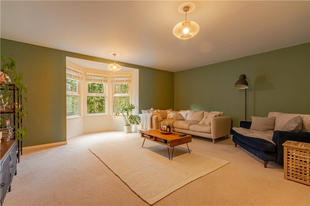 Property photo 3 of 10 Lounge