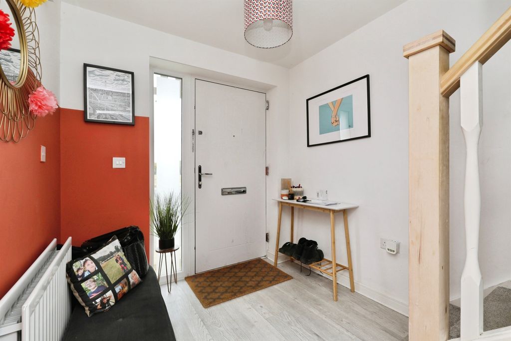 Property photo 2 of 17 Entrance Hall