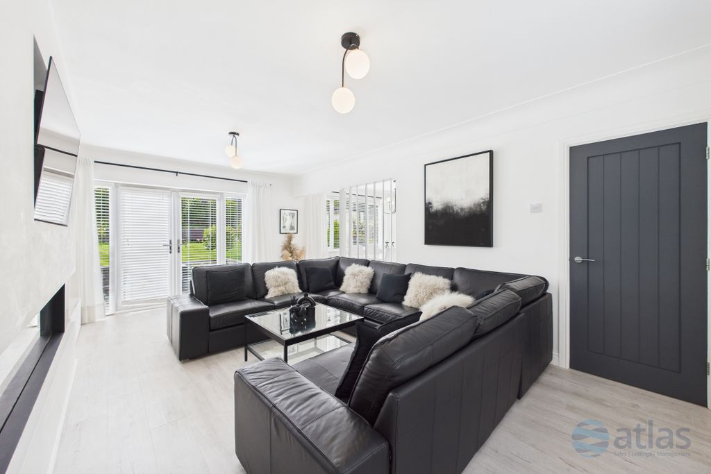 Property photo 3 of 26 Lounge