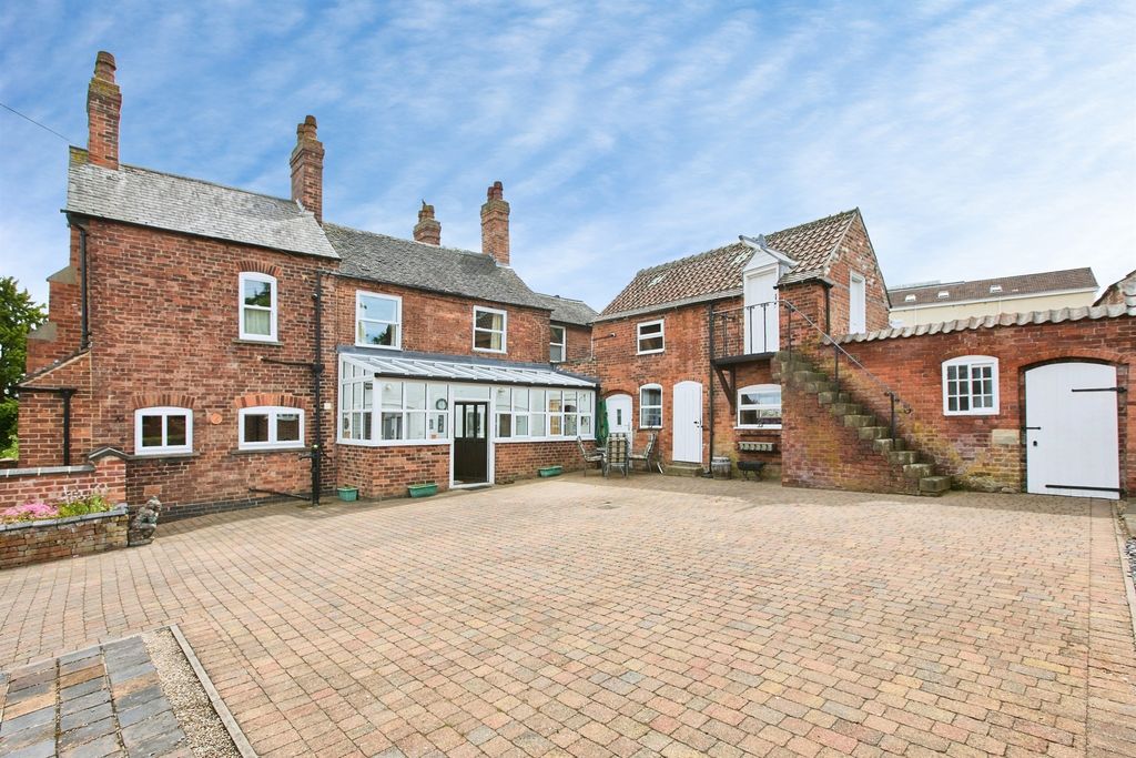 Property photo 2 of 34