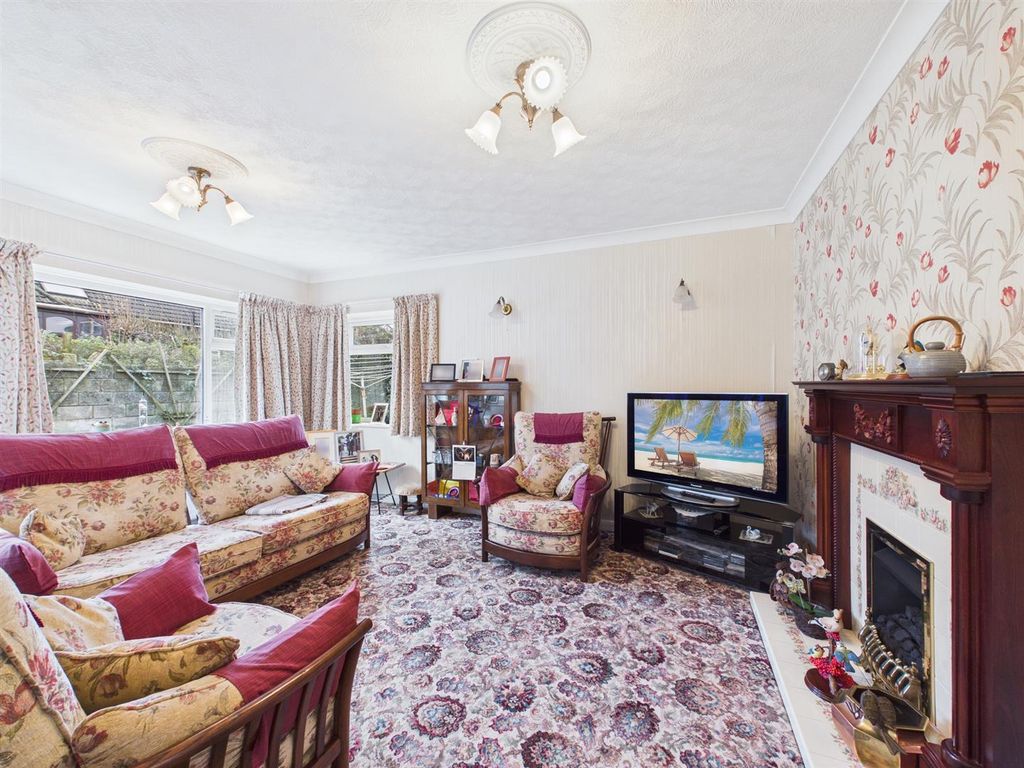 Property photo 2 of 11 Lounge