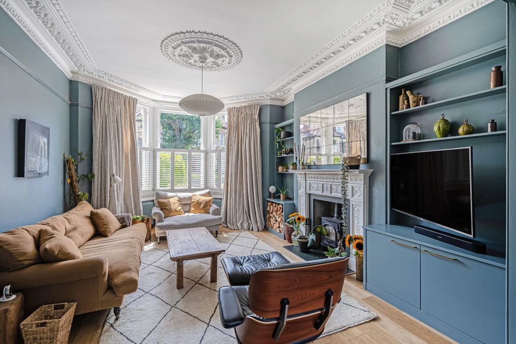 Property photo 3 of 18 Sitting Room