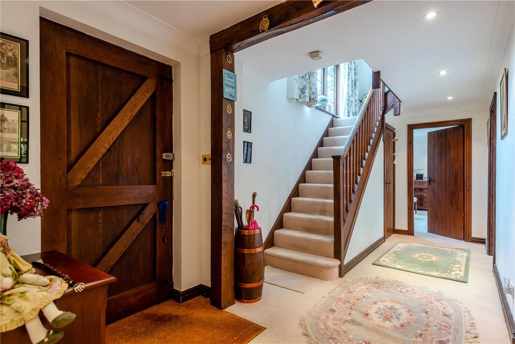 Property photo 2 of 10 Entrance Hall