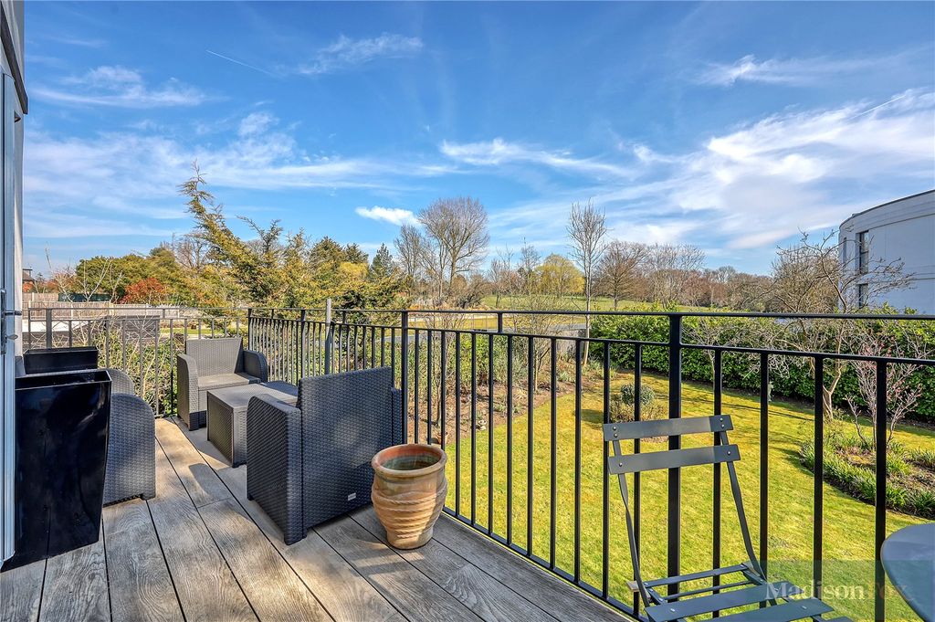 Additional image 8 of 3 bed flat for saleHigh Road, Chigwell, Essex IG7