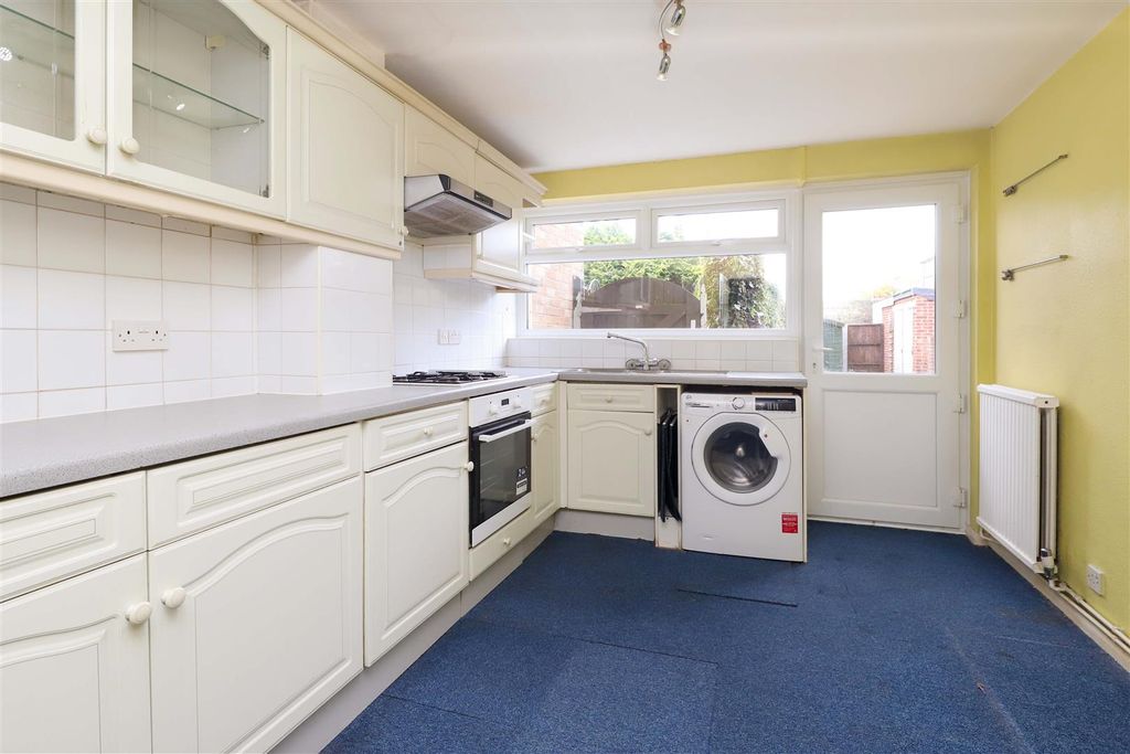 Property photo 3 of 10 Kitchen