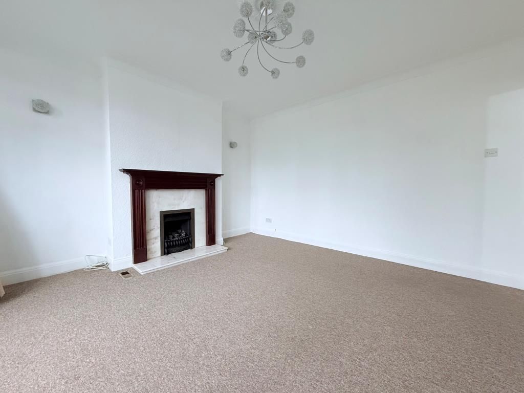 Property photo 3 of 17 Lounge