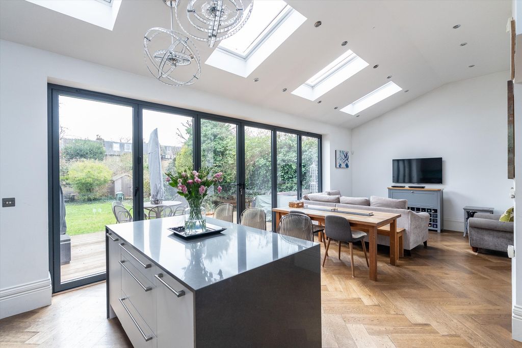 Property photo 2 of 19 Image