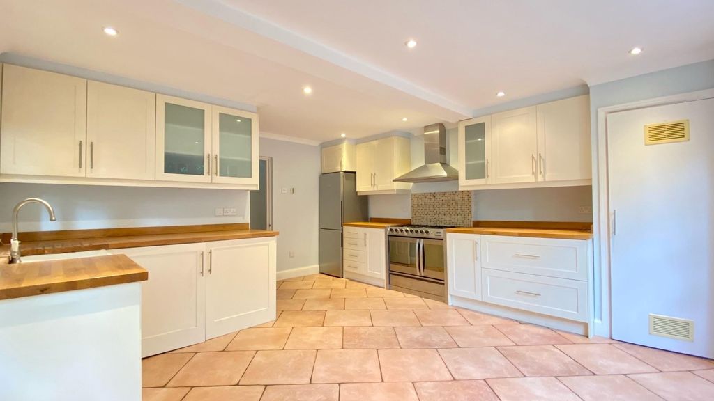 Property photo 2 of 14 Kitchen