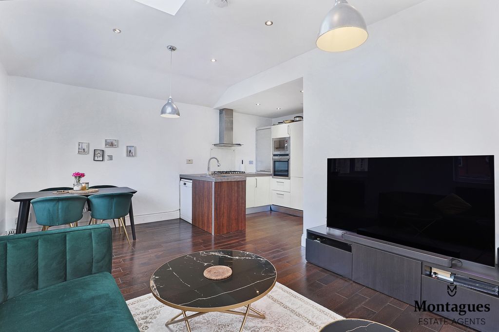 Additional image 5 of 2 bed flat for saleHemnall Street, Epping CM16