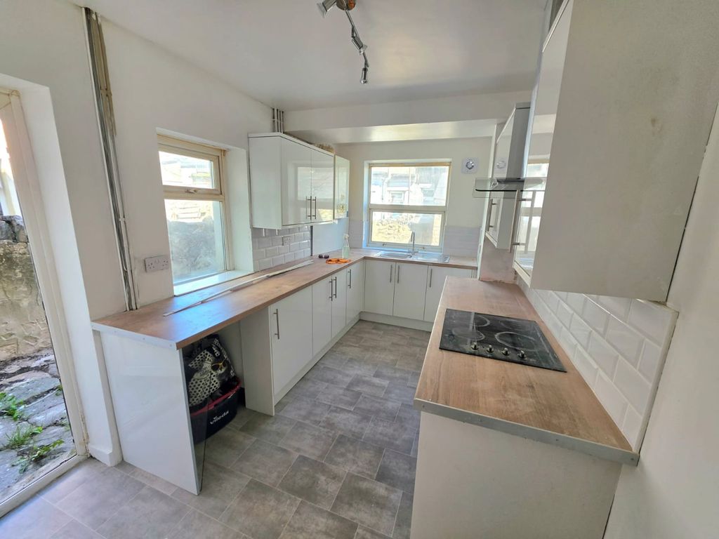 Property photo 3 of 18 Kitchen