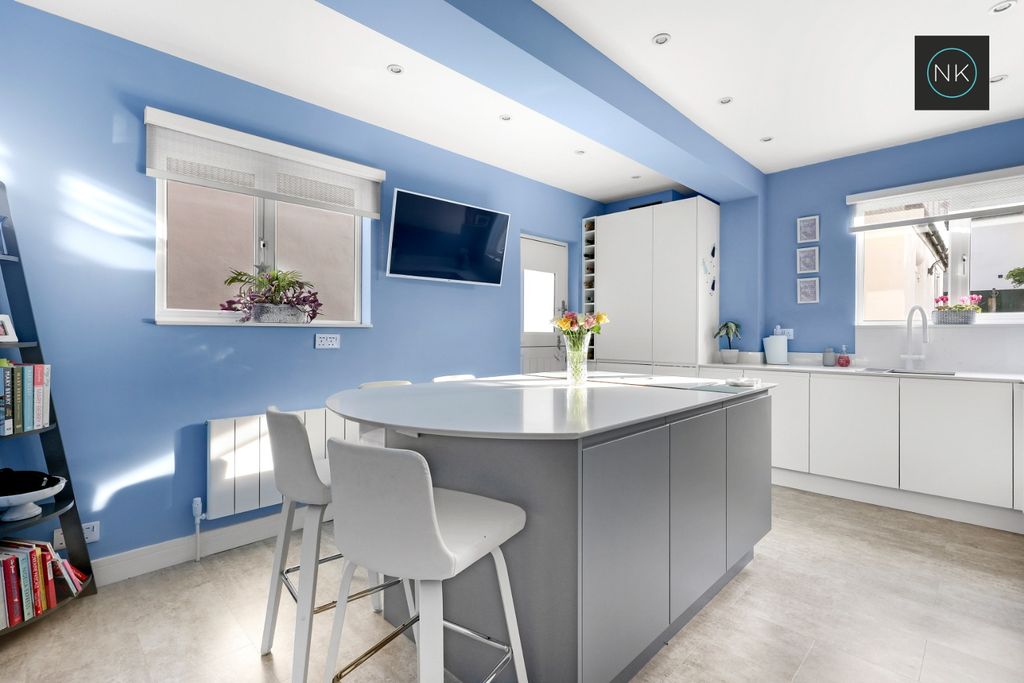 Property photo 2 of 32 4608215