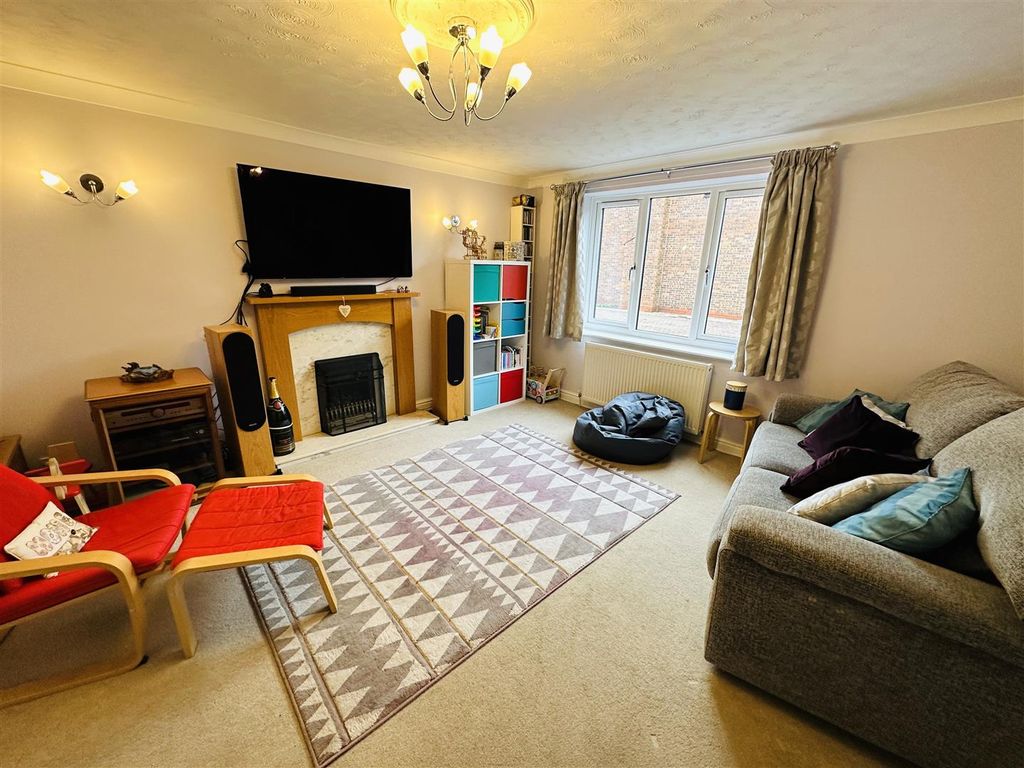 Property photo 2 of 20 Lounge