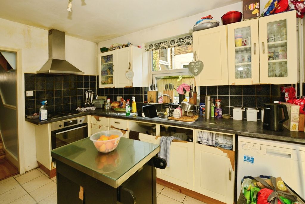 Property photo 3 of 17 Kitchen