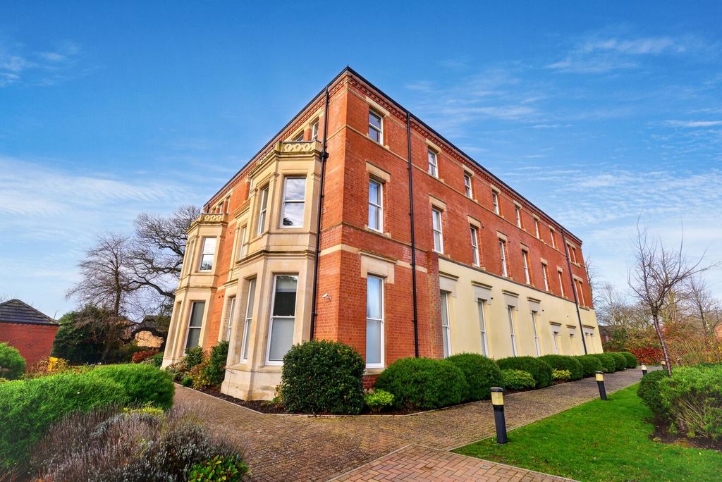 Property photo 3 of 19 Front (Exterior)