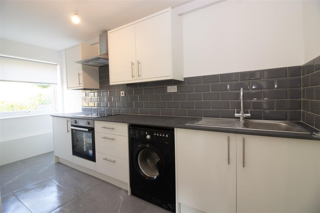Property photo 3 of 7 Kitchen