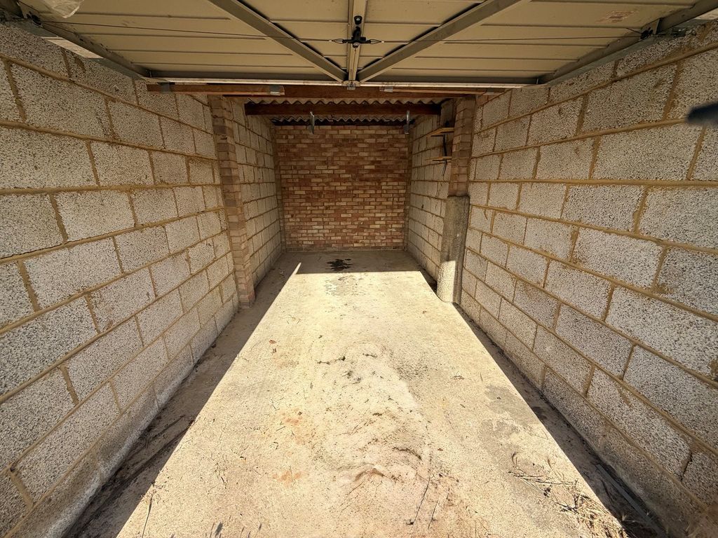 Property photo 2 of 5 Garage The Cape 1