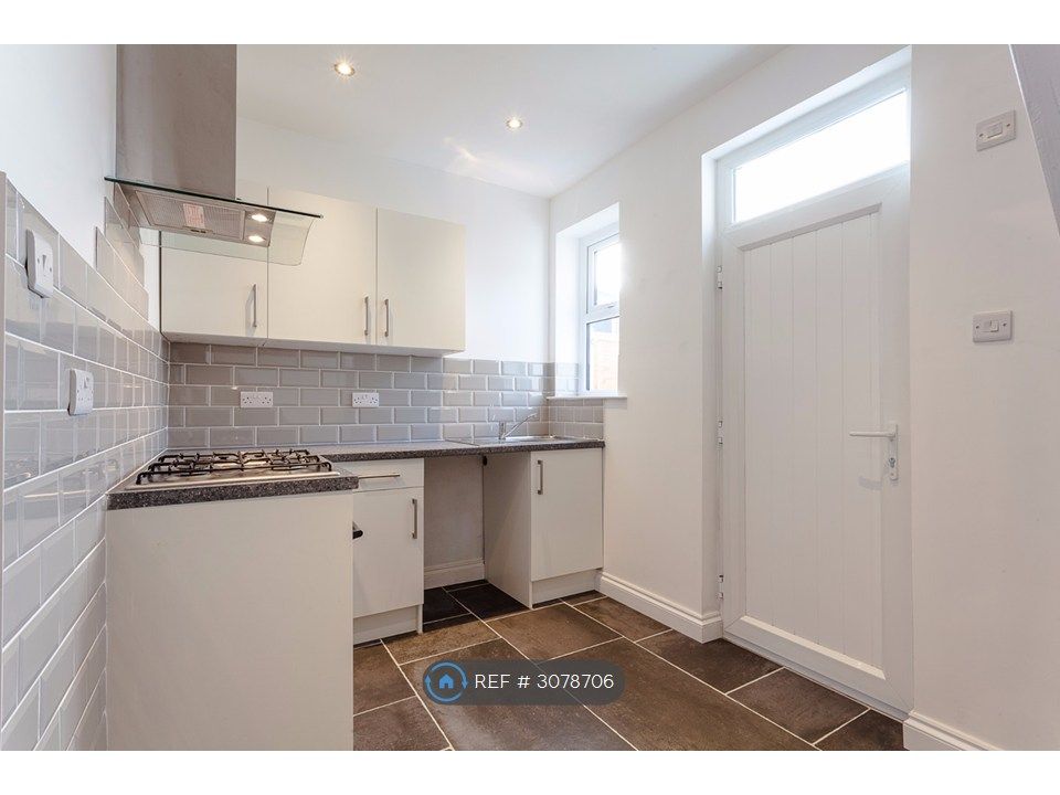 Property photo 2 of 18 Kitchen