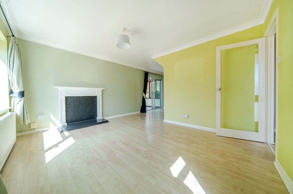 Property photo 2 of 21 Living Room