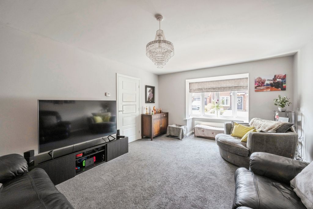 Property photo 3 of 15 Lounge